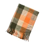 Bufanda rectangular de tejido afelpado con diseño de cuadros en tonos rosado, gris y beige. Presenta terminaciones con flecos en los extremos.
