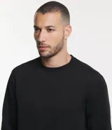 Buzo deportivo color verde claro, de manga larga y cuello redondo. Confeccionado en tejido de poliéster, viscosa y elastano.