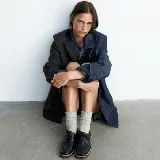 Zapato acordonado de estilo oxford, confeccionado en cuero vacuno tanto en su exterior como en su interior. Presenta una horma cuadrada, cordones al tono y una suela de goma con plataforma.