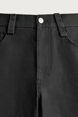 Jeans de corte relajado y pierna recta, confeccionados en denim de algodón rígido. Presentan tiro medio, cierre frontal con cremallera y botón, y diseño clásico de cinco bolsillos.
