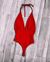 Body rojo con escote halter y espalda descubierta.