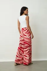 Pantalón ancho de tiro alto, color negro, con lazo para atar en la cintura.