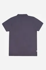 Remera polo clásica color rosado, con bolsillo frontal y calce regular.