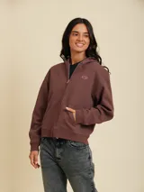 Canguro marrón con cierre y capucha, con logo bordado en el pecho.