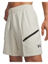 Short Under Armour modelo Unstoppable Wvn color gris claro, con bolsillos laterales con cierre y diseño deportivo.