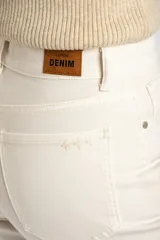 Jean recto color crudo de tiro alto, con bolsillos clásicos y diseño cropped con terminación deshilachada en las pantorrillas.