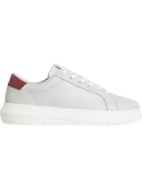 Zapatillas urbanas de cuero color gris claro, con detalle en el talón color borgoña, cordones blancos y suela chunky blanca.