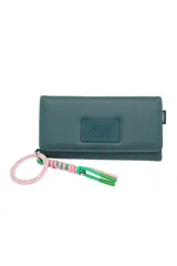 Billetera Trendy color verde azulado con llavero de cinta estampada con el logo de la marca.