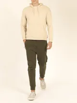 Sweater deportivo con capucha y cordones ajustables, bolsillo canguro frontal. Color verde oliva jaspeado.