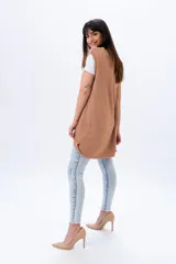 Chaleco largo color beige de tejido de punto calado.