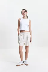 Short color crema de lino y algodón con cintura elastizada.