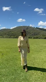 Pollera larga de seda color crudo con lunares celestes.