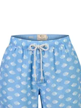 Short de baño celeste de corte regular y tiro medio, con estampado repetido de peces blancos. Cuenta con cintura elástica y cordón ajustable gris con herrajes metálicos.