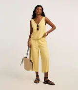Pantalón pantacourt amarillo de viscosa, con cintura elástica y bolsillos delanteros.