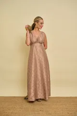 Vestido largo de tafeta color tostado, con escote en V pronunciado, corte estilo reloj de arena y diseño con textura de rombos bordados.