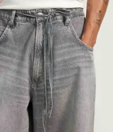 Bermuda de jean para hombre, modelo super baggy, con lavado dirty y cinturón de lazo en la cintura.