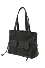 Cartera tipo shopper de poliuretano color beige, con dos bolsillos frontales con solapa, tirantes largos para el hombro y cordones ajustables en los laterales.