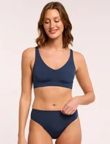 Bralette de diseño minimalista y acabado invisible, sin aros, con copas removibles y tiras regulables. Presenta una silueta suave y cómoda para el uso diario.
