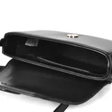 Cartera bandolera negra de cuero sintético con correa ajustable y logo metálico en el frente.