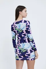 Vestido corto de mangas largas, con fit entallado, realizado en morley estampado con print geométrico que combina flores y patrones geométricos.