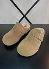 Zuecos color beige con interior de corderito.
