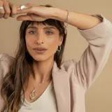 Collar de plata 925 con cadena fina tipo veneciana y un dije colgante de diseño geométrico en forma de ojo o hoja estilizada, compuesto por dos siluetas entrelazadas, una de ellas con detalles de brillo.