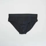 Pack de tres slips negros lisos con cintura elástica.