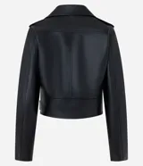 Campera biker de poliuretano color marrón oscuro, con cuello con solapas, cierre frontal de cremallera metálica, bolsillos laterales con cierre y detalles de botones a presión.