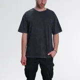 Remera negra con efecto acid wash, corte holgado y estampa frontal lisa.