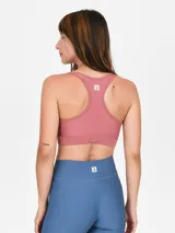 Top deportivo negro con breteles anchos y abertura en el centro del pecho.