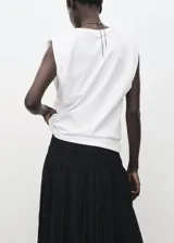 Camiseta de algodón de corte recto y cuello redondo, con hombreras integradas y diseño sin mangas.