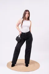 Musculosa blanca ajustada al cuerpo, con cuello redondo y sisas amplias.