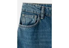 Jeans de tiro medio con diseño de pierna ancha y efecto desteñido, confeccionados 100% en algodón.