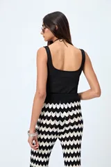 Body negro de tejido de punto con textura acanalada, escote cuadrado y breteles anchos.