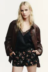 Chaqueta de cuero vacuno con acabado efecto lavado, cuello solapa, cierre frontal con botones y bolsillos delanteros con solapa. Presenta un corte recto y forro interior.