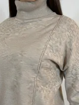 Polera de cuello alto en color camel, confeccionada en tejido de punto de algodón, con mangas largas y corte recto.