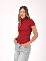 Polera roja de manga corta con cuello simulado (mock neck) y tejido acanalado.