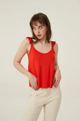 Musculosa roja de bretel ancho con volados, corte al cuerpo y escote en V.