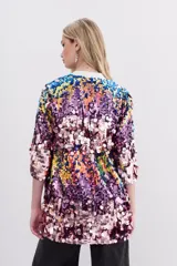 Saco de corte recto a la cadera, completamente cubierto de lentejuelas multicolor con forrería interna.