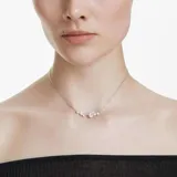 Colgante ajustable bañado en rodio con diseño de inspiración cósmica, decorado con circonitas y perlas de cristal de distintos tamaños.