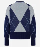 Suéter de punto con diseño de rombos (argyle) en tonos azul marino y gris, con cuello redondo y terminaciones acanaladas en puños y cintura.