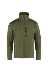 Buzo de polar verde oliva con refuerzos en los hombros y un bolsillo vertical en el pecho.