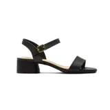 Sandalia de cuero sintético color negro, con tira delantera ancha, pulsera con hebilla dorada y taco bajo cuadrado.