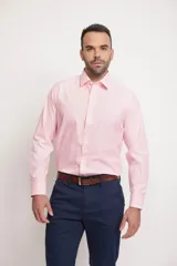 Camisa de vestir blanca de manga larga, con cuello clásico y cierre frontal de botones. Presenta un corte entallado que se adapta a la silueta.
