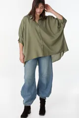 Camisa de manga larga color verde militar, con cuello camisero, cierre frontal con botones y diseño amplio.