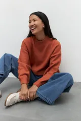 Sweater fucsia de punto con cuello alto y mangas largas abullonadas con puños elastizados. Tejido con mezcla de lana.