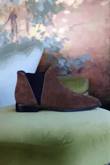 Bota de caña corta color camel, con elástico lateral negro y suela plana.