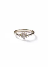 Anillo de plata 925 con baño de oro 18k, presenta un diseño frontal con múltiples zirconias engastadas en forma de marquesa.