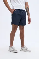 Short de baño liso azul marino, de corte clásico con cintura elástica y cordón ajustable.