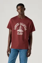 Remera de manga corta color bordó con cuello redondo y estampado blanco con un faro y texto "Levi's Coastal Club".